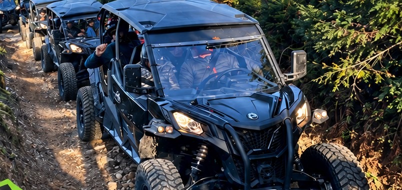 Convoi de buggys Can-Am Maverick 1000R en location sur une piste forestière